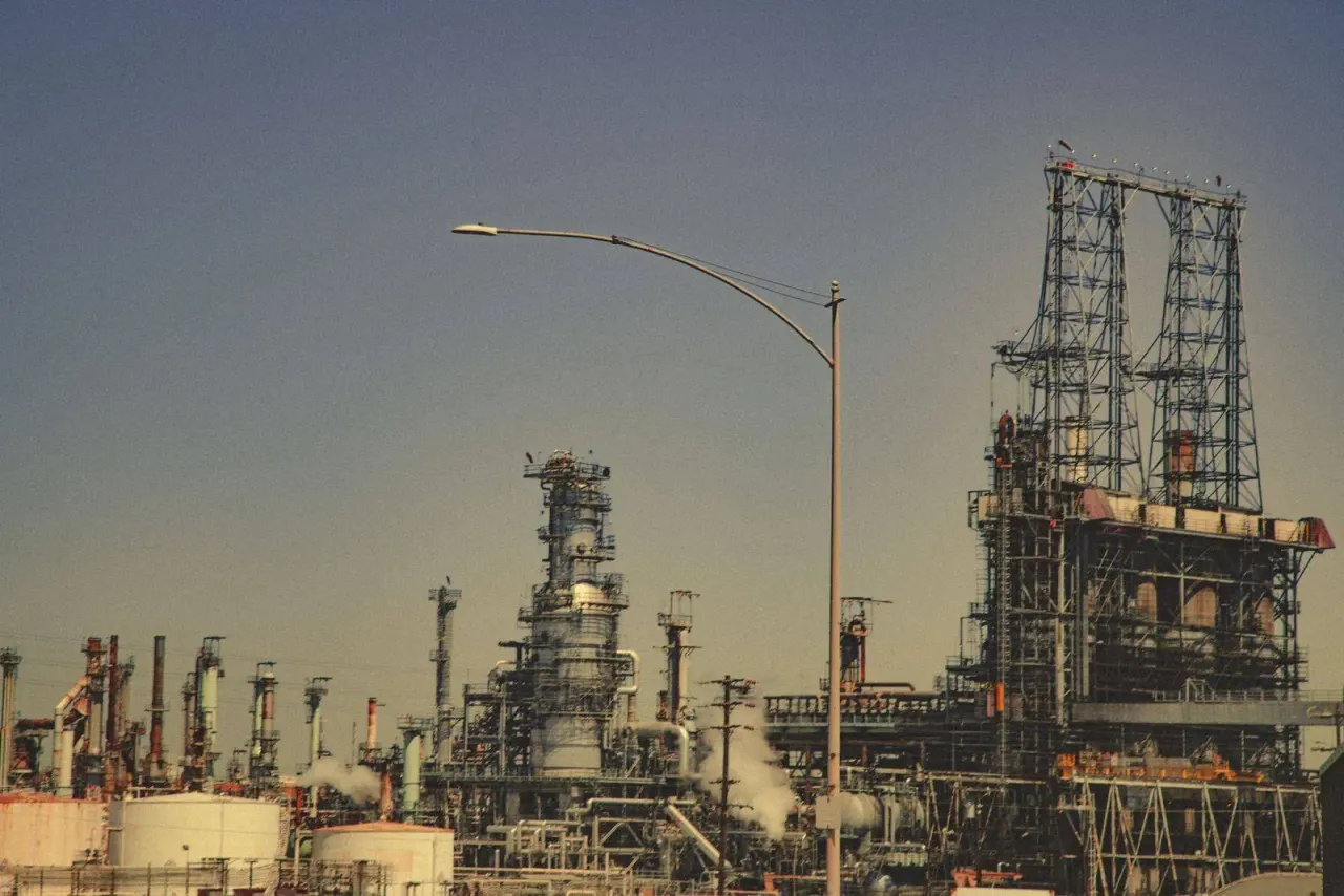 Refinería, tuberías y columnas de destilación
